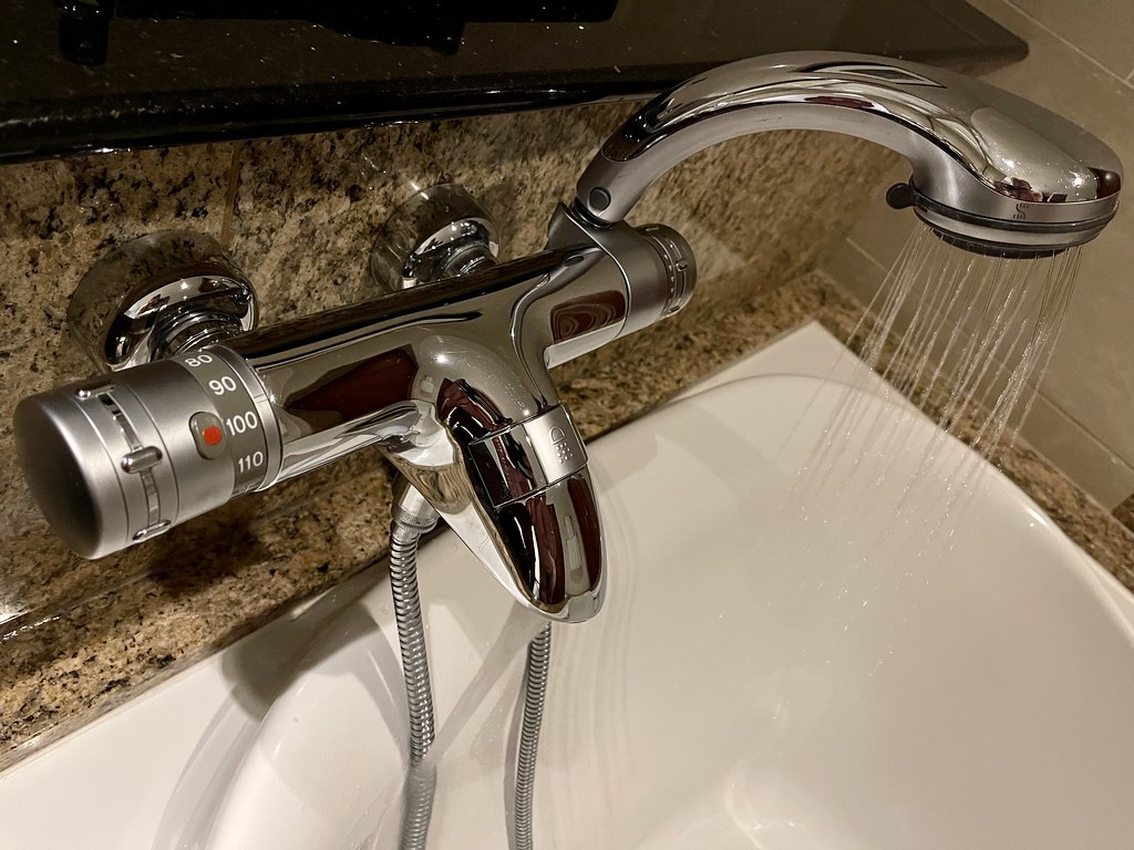 Modern bathroom tile and shower glass design